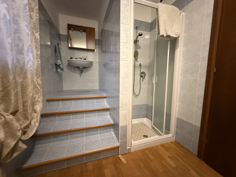 Proponiamo in vendita una splendida porzione di testa di casa a schiera situata nel comune di Rov...