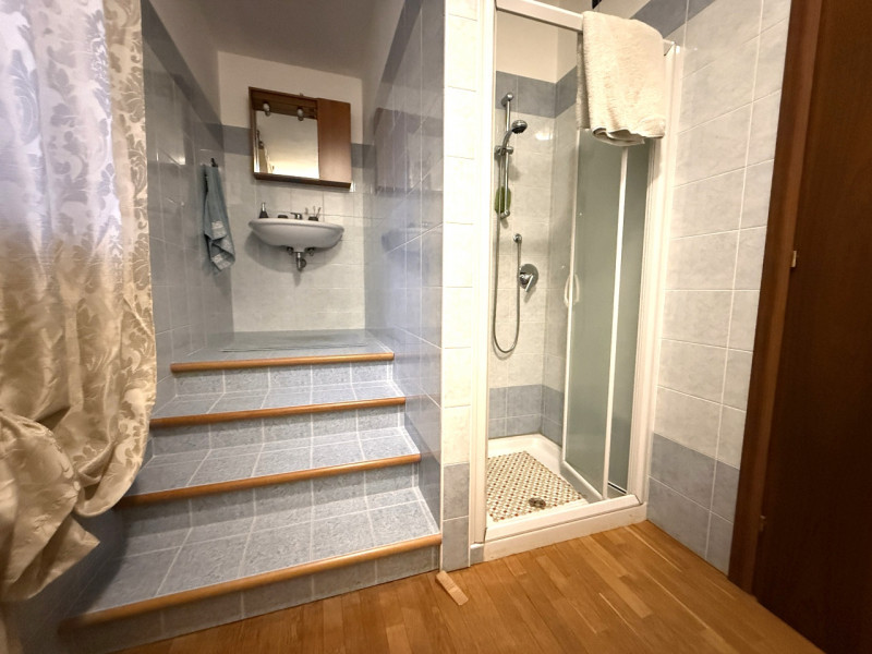 Proponiamo in vendita una splendida porzione di testa di casa a schiera situata nel comune di Rov...