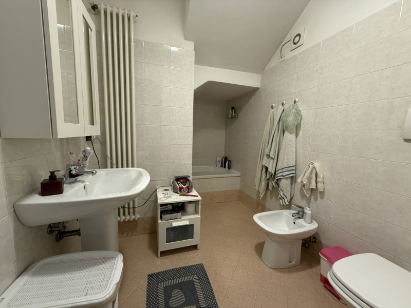 Proponiamo in vendita una splendida porzione di testa di casa a schiera situata nel comune di Rov...