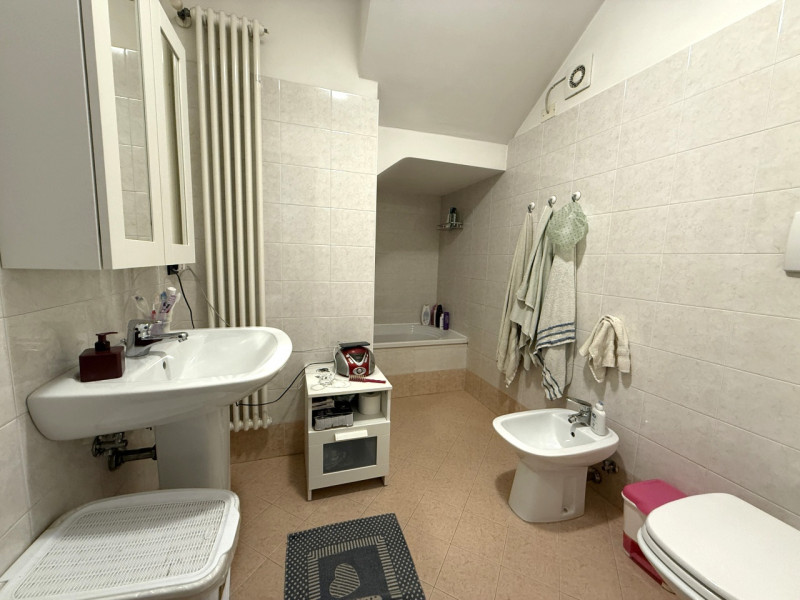 Proponiamo in vendita una splendida porzione di testa di casa a schiera situata nel comune di Rov...
