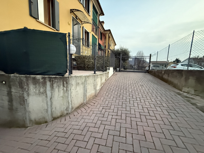 Proponiamo in vendita una splendida porzione di testa di casa a schiera situata nel comune di Rov...