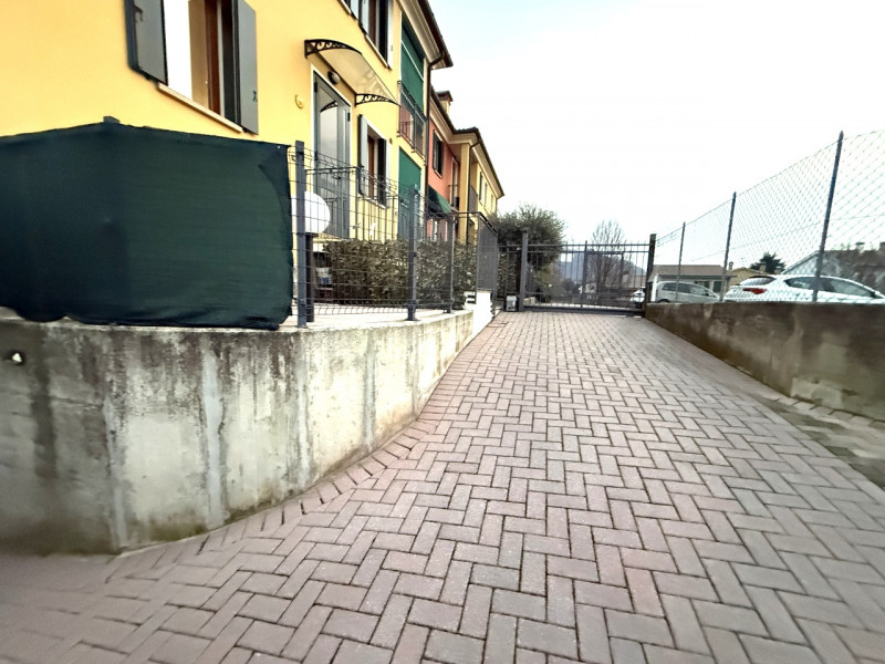 Proponiamo in vendita una splendida porzione di testa di casa a schiera situata nel comune di Rov...