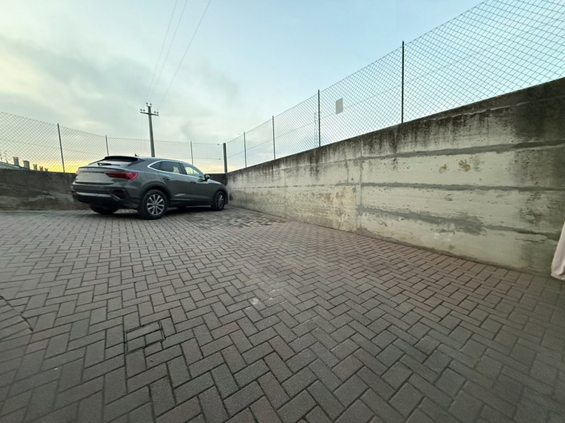 Proponiamo in vendita una splendida porzione di testa di casa a schiera situata nel comune di Rov...