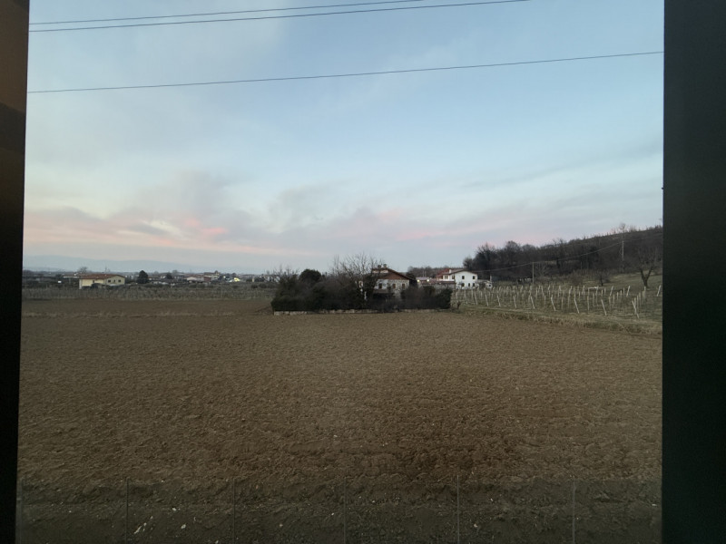 Proponiamo in vendita una splendida porzione di testa di casa a schiera situata nel comune di Rov...