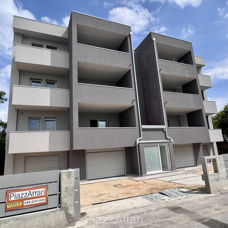 Proponiamo in vendita in “Centro Storico” a Piove di Sacco, a 300 m dal Duomo e più precisamente ...