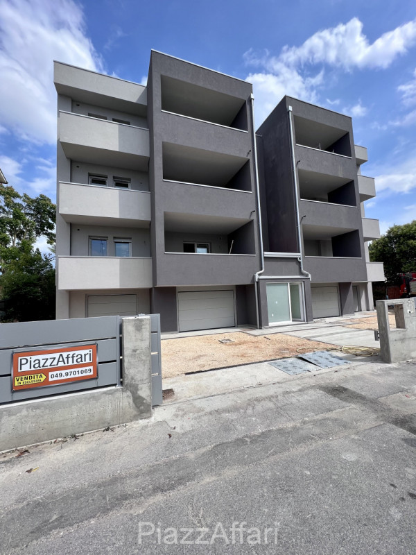 Proponiamo in vendita in “Centro Storico” a Piove di Sacco, a 300 m dal Duomo e più precisamente ...