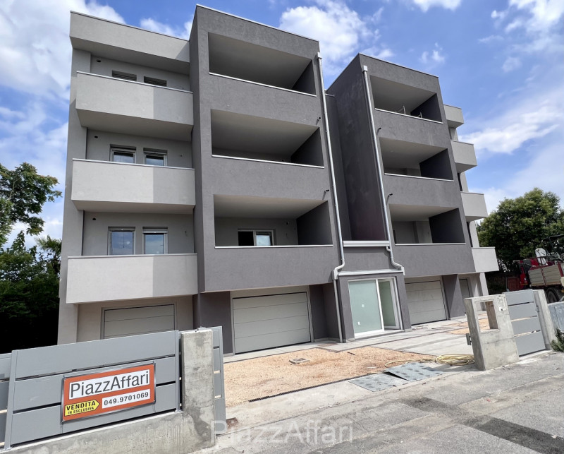 Proponiamo in vendita in “Centro Storico” a Piove di Sacco, a 300 m dal Duomo e più precisamente ...