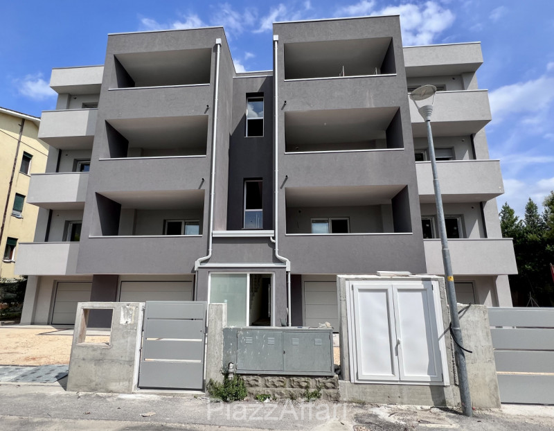 Proponiamo in vendita in “Centro Storico” a Piove di Sacco, a 300 m dal Duomo e più precisamente ...