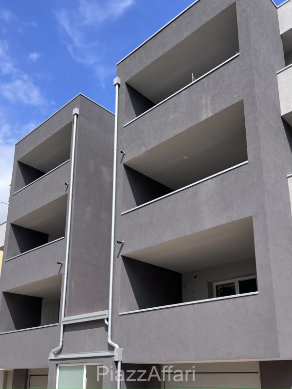 Proponiamo in vendita in “Centro Storico” a Piove di Sacco, a 300 m dal Duomo e più precisamente ...