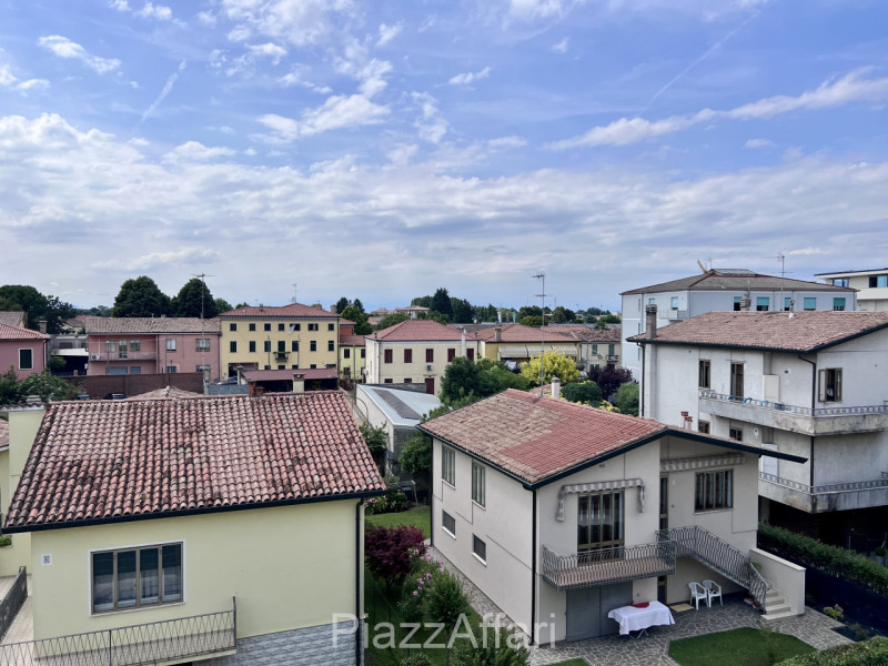 Proponiamo in vendita in “Centro Storico” a Piove di Sacco, a 300 m dal Duomo e più precisamente ...