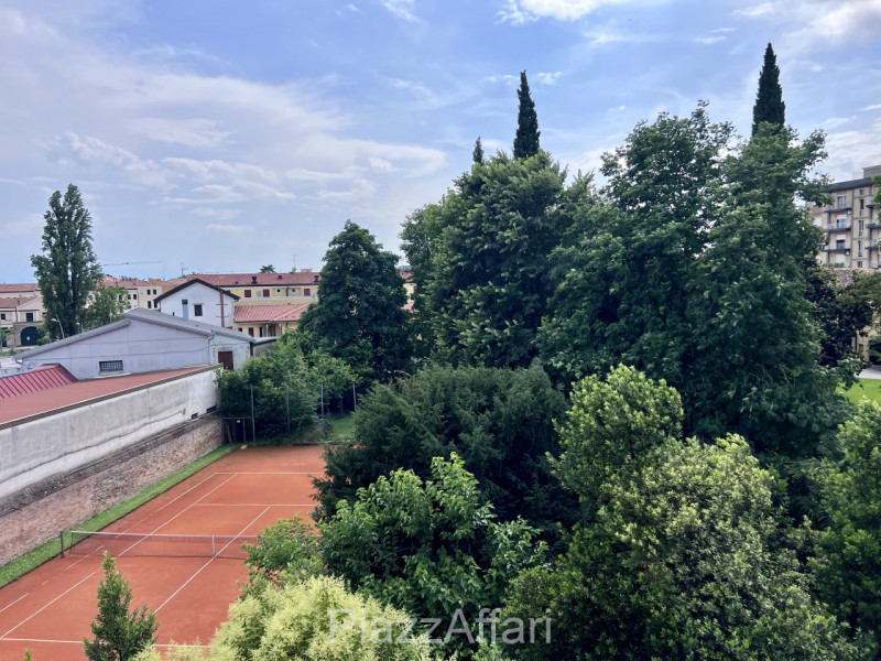 Proponiamo in vendita in “Centro Storico” a Piove di Sacco, a 300 m dal Duomo e più precisamente ...