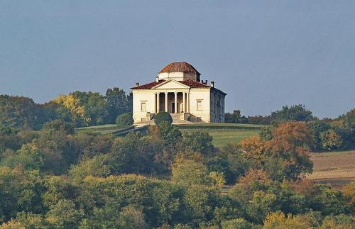 In splendida posizione collinare e panoramica sui Colli Berici, perfettamente esposta al sole, pr...