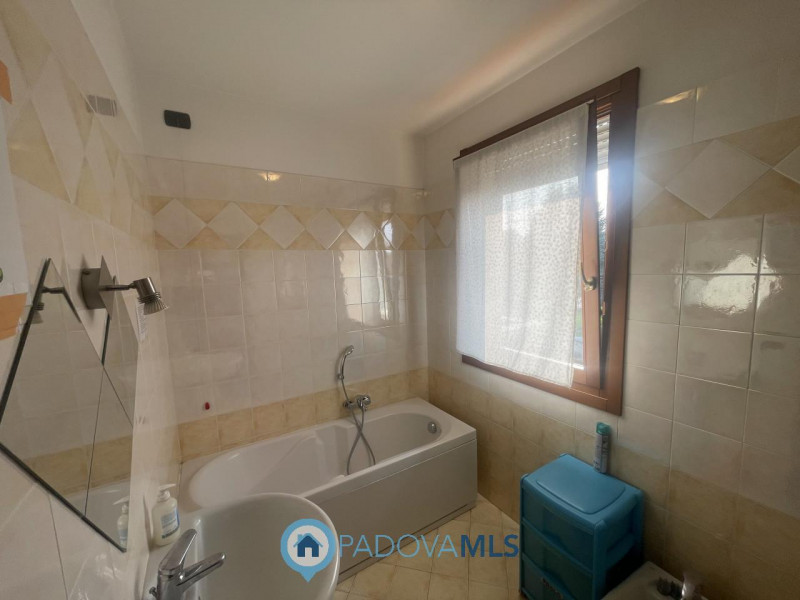 Immobile in esclusiva al Gruppo Padova MLS
Nel cuore pulsante di Noventa Padovana, vi presentiamo...