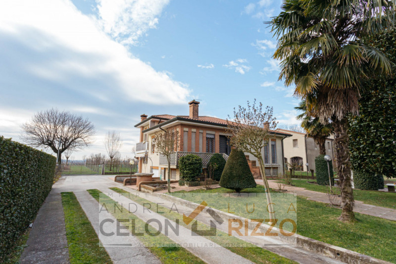 Immersa nel verde ma comoda a tutti i servizi, questa villa singola ad Agna accoglie con un viale...
