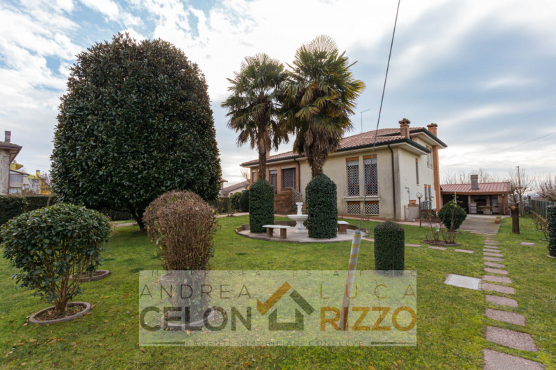 Immersa nel verde ma comoda a tutti i servizi, questa villa singola ad Agna accoglie con un viale...