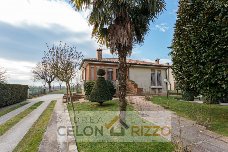 Immersa nel verde ma comoda a tutti i servizi, questa villa singola ad Agna accoglie con un viale...