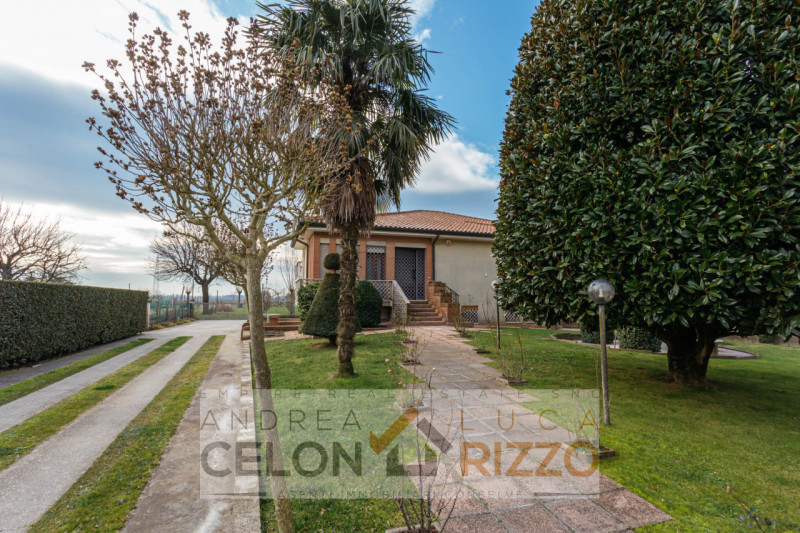 Immersa nel verde ma comoda a tutti i servizi, questa villa singola ad Agna accoglie con un viale...