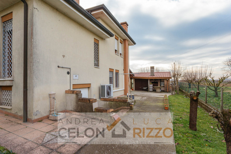 Immersa nel verde ma comoda a tutti i servizi, questa villa singola ad Agna accoglie con un viale...