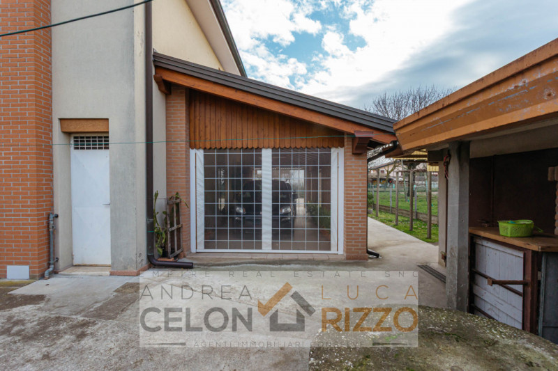 Immersa nel verde ma comoda a tutti i servizi, questa villa singola ad Agna accoglie con un viale...