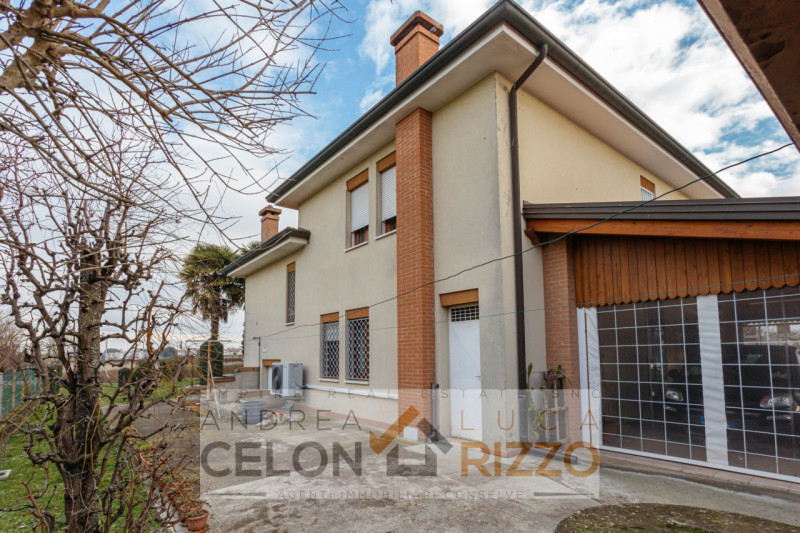 Immersa nel verde ma comoda a tutti i servizi, questa villa singola ad Agna accoglie con un viale...