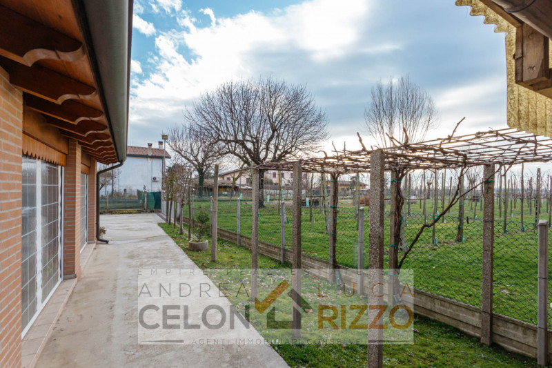 Immersa nel verde ma comoda a tutti i servizi, questa villa singola ad Agna accoglie con un viale...