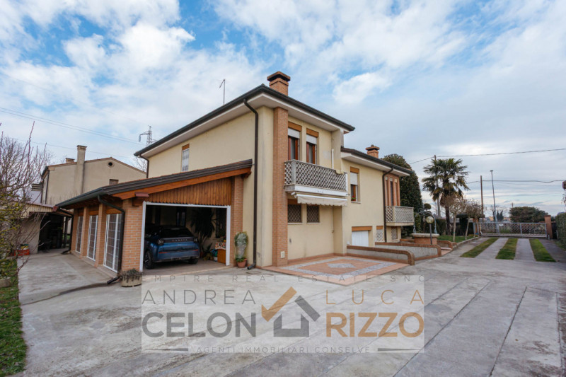 Immersa nel verde ma comoda a tutti i servizi, questa villa singola ad Agna accoglie con un viale...