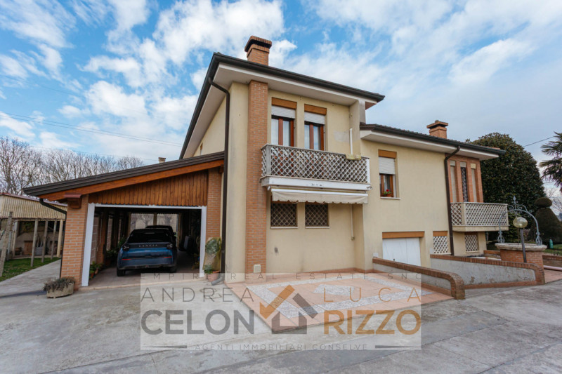 Immersa nel verde ma comoda a tutti i servizi, questa villa singola ad Agna accoglie con un viale...