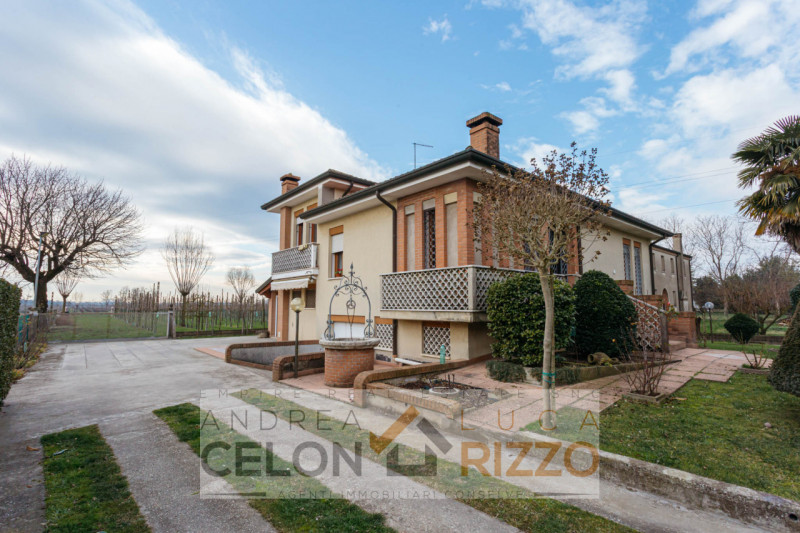 Immersa nel verde ma comoda a tutti i servizi, questa villa singola ad Agna accoglie con un viale...