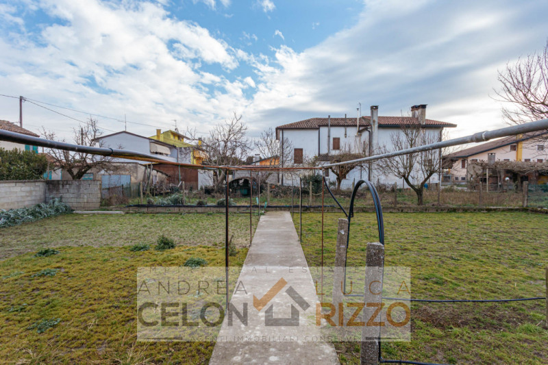 Immersa nel verde ma comoda a tutti i servizi, questa villa singola ad Agna accoglie con un viale...