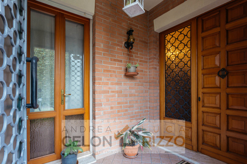 Immersa nel verde ma comoda a tutti i servizi, questa villa singola ad Agna accoglie con un viale...