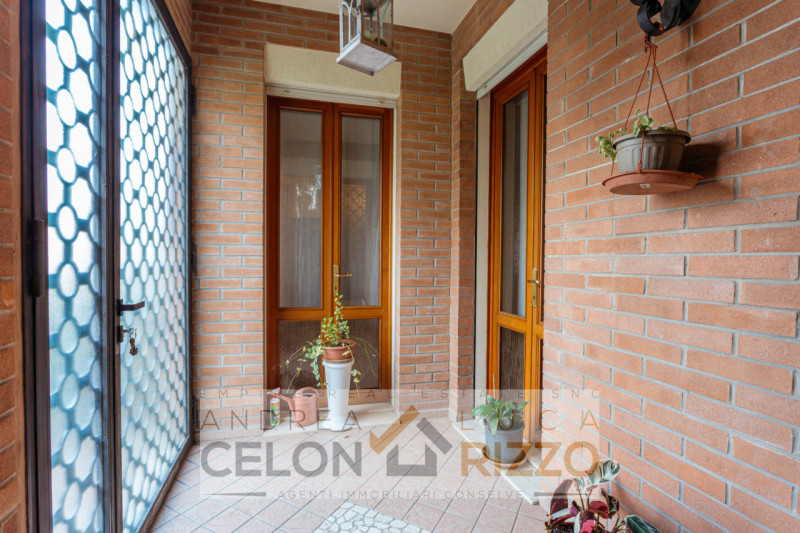 Immersa nel verde ma comoda a tutti i servizi, questa villa singola ad Agna accoglie con un viale...