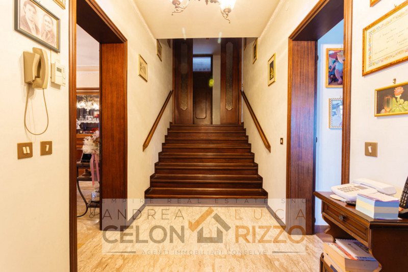 Immersa nel verde ma comoda a tutti i servizi, questa villa singola ad Agna accoglie con un viale...