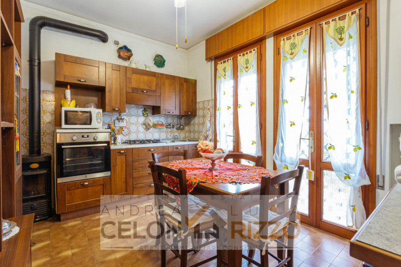 Immersa nel verde ma comoda a tutti i servizi, questa villa singola ad Agna accoglie con un viale...