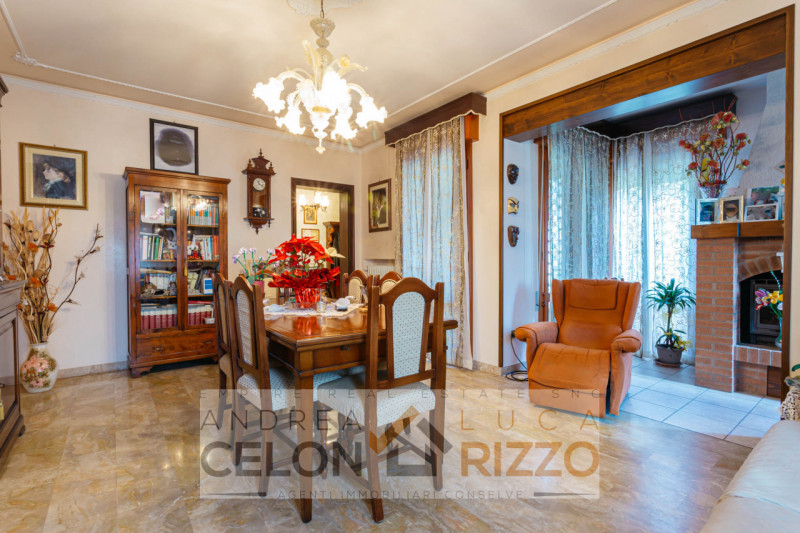 Immersa nel verde ma comoda a tutti i servizi, questa villa singola ad Agna accoglie con un viale...