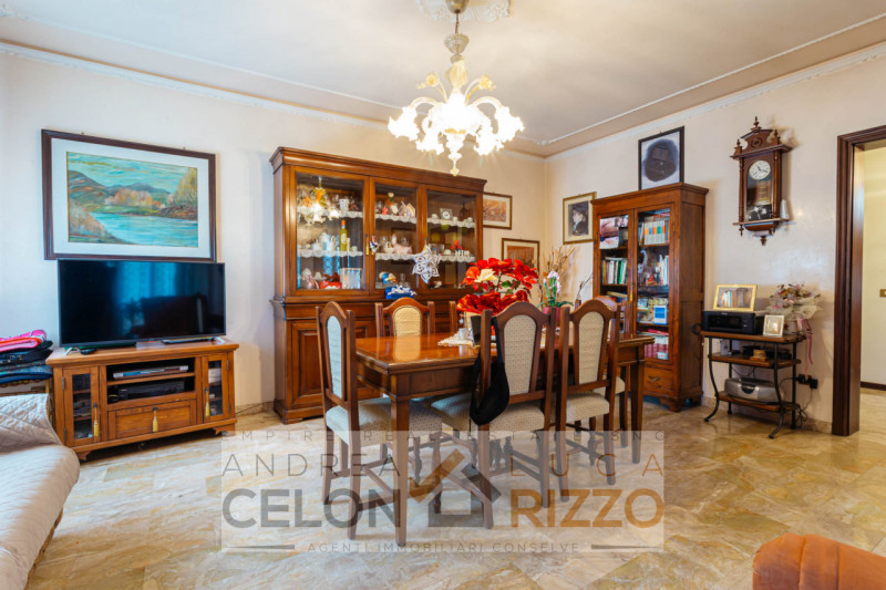 Immersa nel verde ma comoda a tutti i servizi, questa villa singola ad Agna accoglie con un viale...