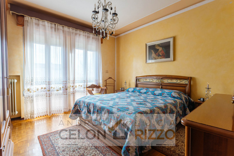 Immersa nel verde ma comoda a tutti i servizi, questa villa singola ad Agna accoglie con un viale...