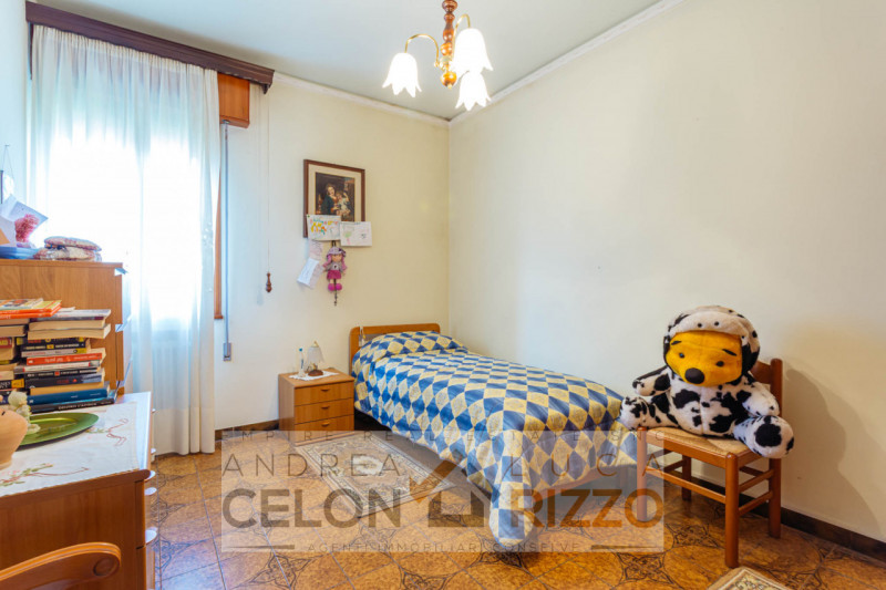 Immersa nel verde ma comoda a tutti i servizi, questa villa singola ad Agna accoglie con un viale...