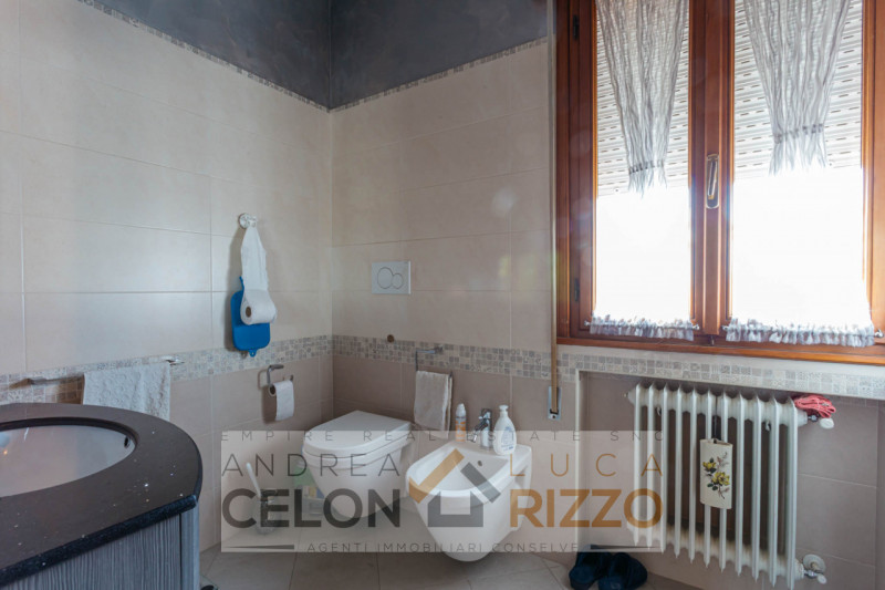 Immersa nel verde ma comoda a tutti i servizi, questa villa singola ad Agna accoglie con un viale...