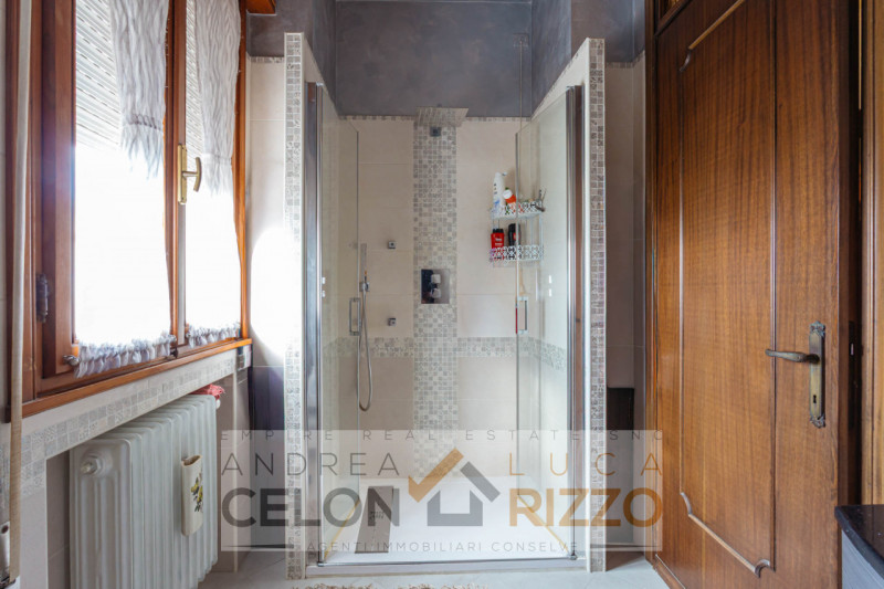 Immersa nel verde ma comoda a tutti i servizi, questa villa singola ad Agna accoglie con un viale...