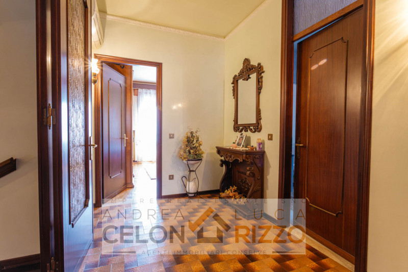 Immersa nel verde ma comoda a tutti i servizi, questa villa singola ad Agna accoglie con un viale...