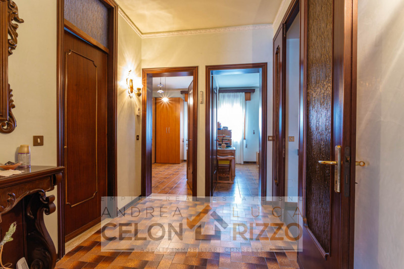 Immersa nel verde ma comoda a tutti i servizi, questa villa singola ad Agna accoglie con un viale...