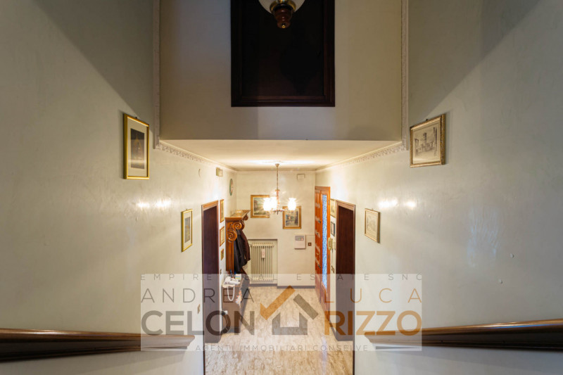 Immersa nel verde ma comoda a tutti i servizi, questa villa singola ad Agna accoglie con un viale...