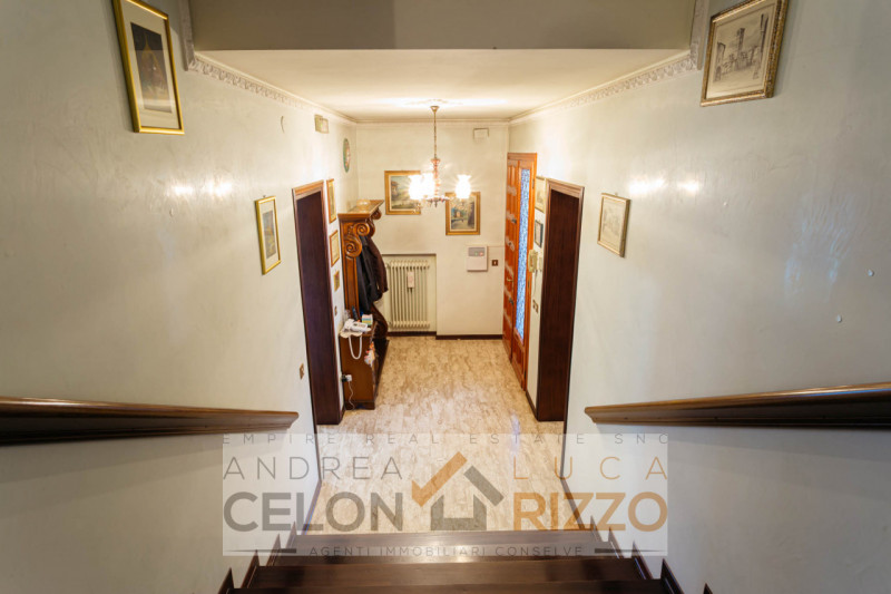 Immersa nel verde ma comoda a tutti i servizi, questa villa singola ad Agna accoglie con un viale...