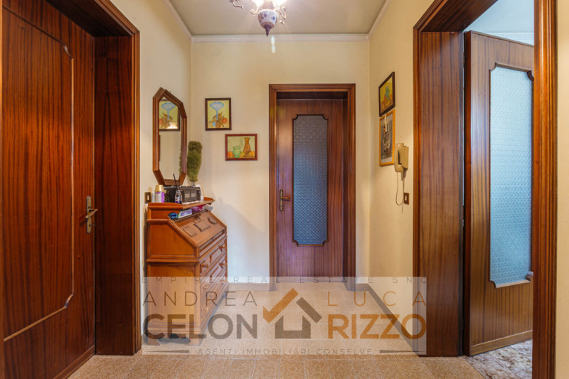 Immersa nel verde ma comoda a tutti i servizi, questa villa singola ad Agna accoglie con un viale...