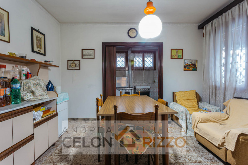 Immersa nel verde ma comoda a tutti i servizi, questa villa singola ad Agna accoglie con un viale...