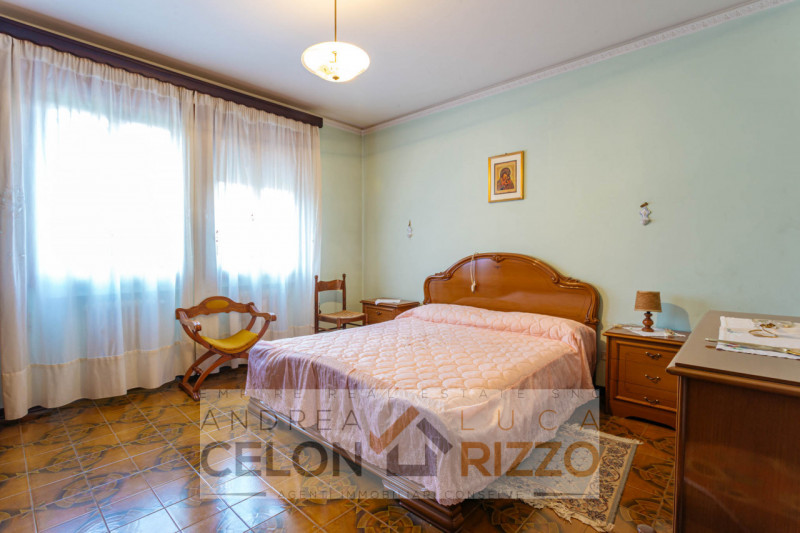 Immersa nel verde ma comoda a tutti i servizi, questa villa singola ad Agna accoglie con un viale...