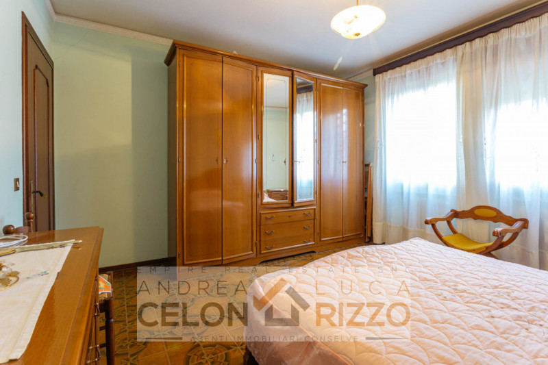 Immersa nel verde ma comoda a tutti i servizi, questa villa singola ad Agna accoglie con un viale...