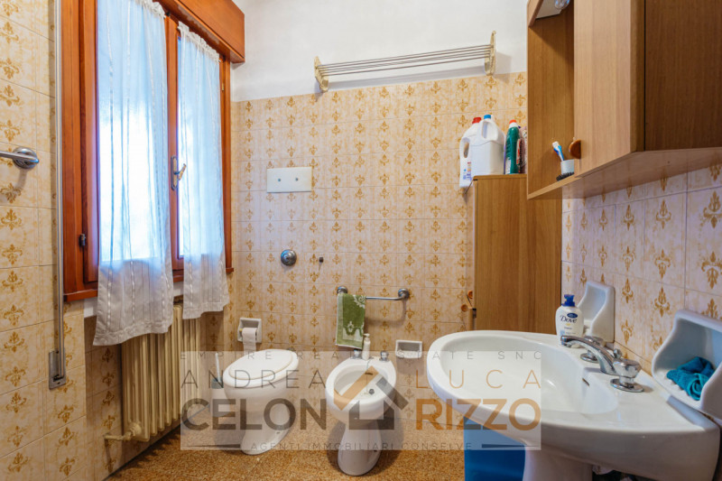 Immersa nel verde ma comoda a tutti i servizi, questa villa singola ad Agna accoglie con un viale...