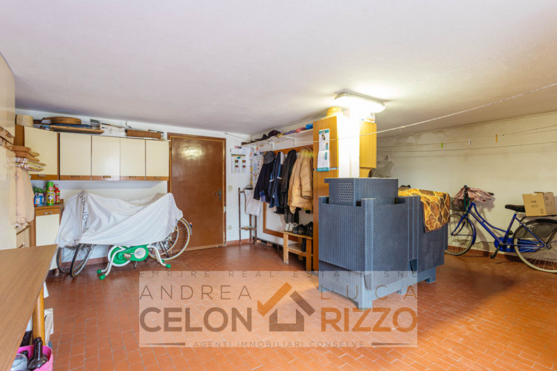 Immersa nel verde ma comoda a tutti i servizi, questa villa singola ad Agna accoglie con un viale...