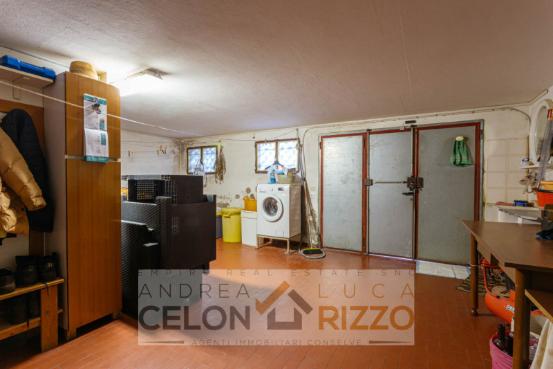 Immersa nel verde ma comoda a tutti i servizi, questa villa singola ad Agna accoglie con un viale...